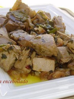 Una foto de Atún encebollado isleño