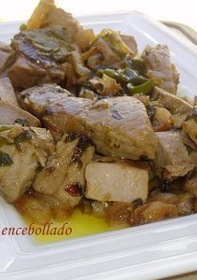 Una foto de Atún encebollado isleño