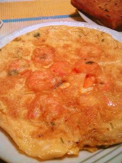 Una foto de Tortilla de langostinos al ajillo