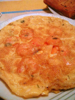 Una foto de Tortilla de langostinos al ajillo