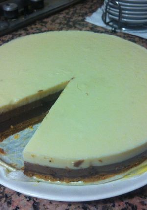 Una foto de Tarta de tres chocolates ligera