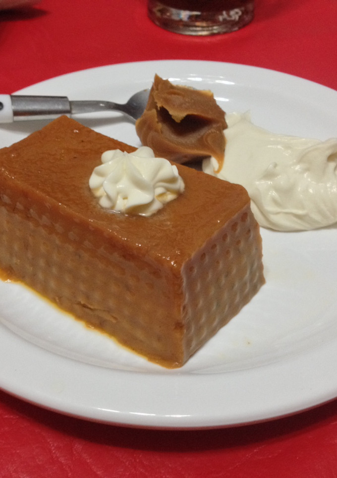 Una foto de Flan de dulce de leche con bananas