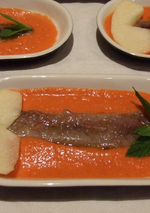 Una foto de Filetes de sardina con salmorejo