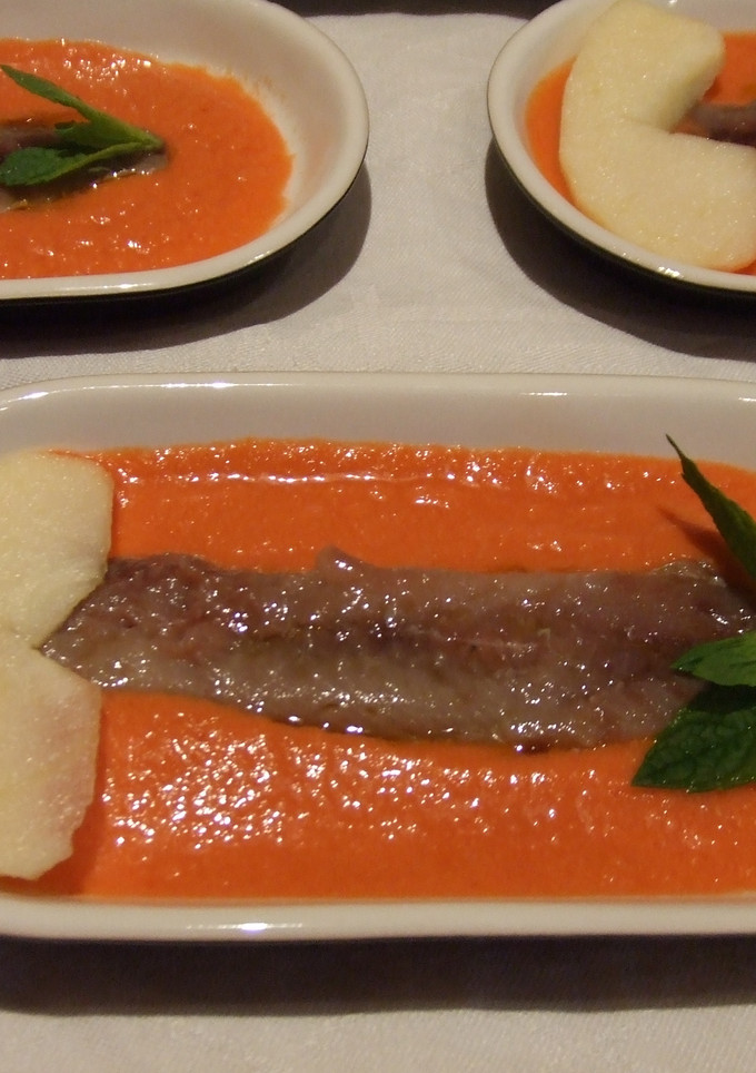 Una foto de Filetes de sardina con salmorejo