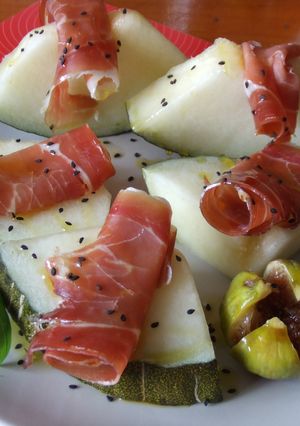 Una foto de Melón con jamón de Parma e higos