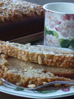 Una foto de Bizcocho de mantequilla con cubierta de almendras y piñones
