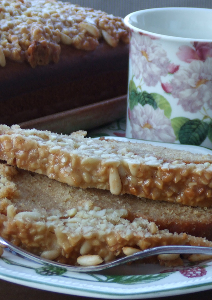 Una foto de Bizcocho de mantequilla con cubierta de almendras y piñones