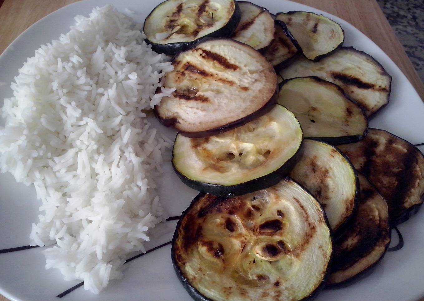 Arroz blanco con calabacín y berenjena