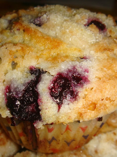Una foto de Blueberry crumble muffins