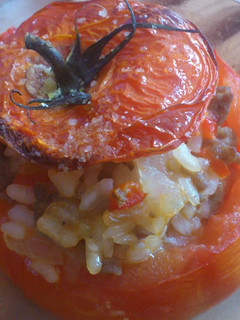 Una foto de Tomates rellenos de arroz y carne