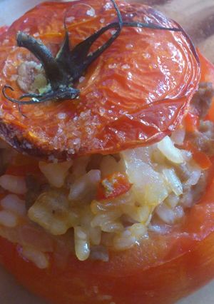 Una foto de Tomates rellenos de arroz y carne