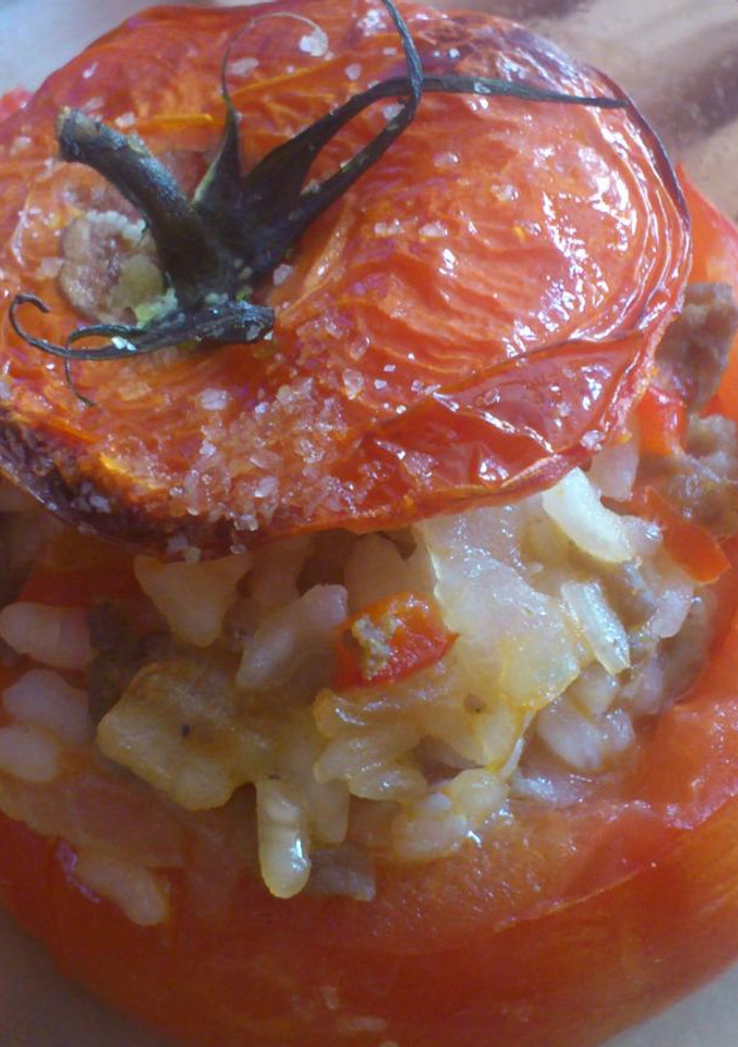 Una foto de Tomates rellenos de arroz y carne