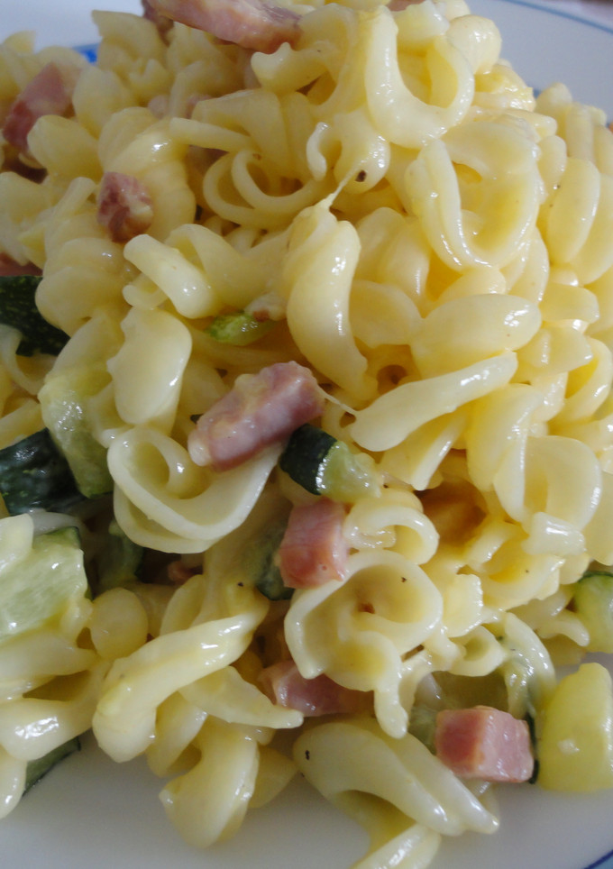 Una foto de Espirales con carbonara de calabacín y beicon