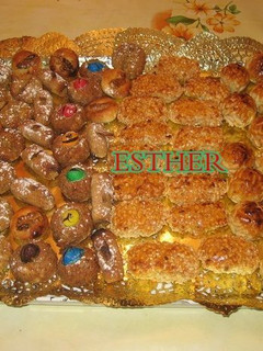 Una foto de Panellets, famosos mazapanes de piñones, café, chocolate, nueces.