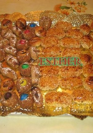 Una foto de Panellets, famosos mazapanes de piñones, café, chocolate, nueces.