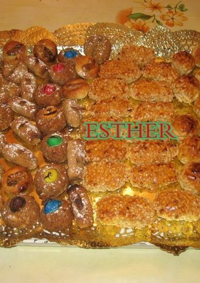 Una foto de Panellets, famosos mazapanes de piñones, café, chocolate, nueces.