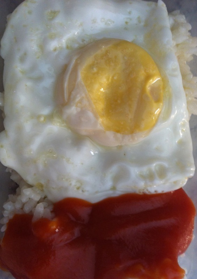 Una foto de Arroz a la cubana con huevo frito