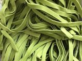 Tallarines verdes al huevo