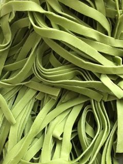 Una foto de Tallarines verdes al huevo
