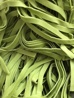 Una foto de Tallarines verdes al huevo