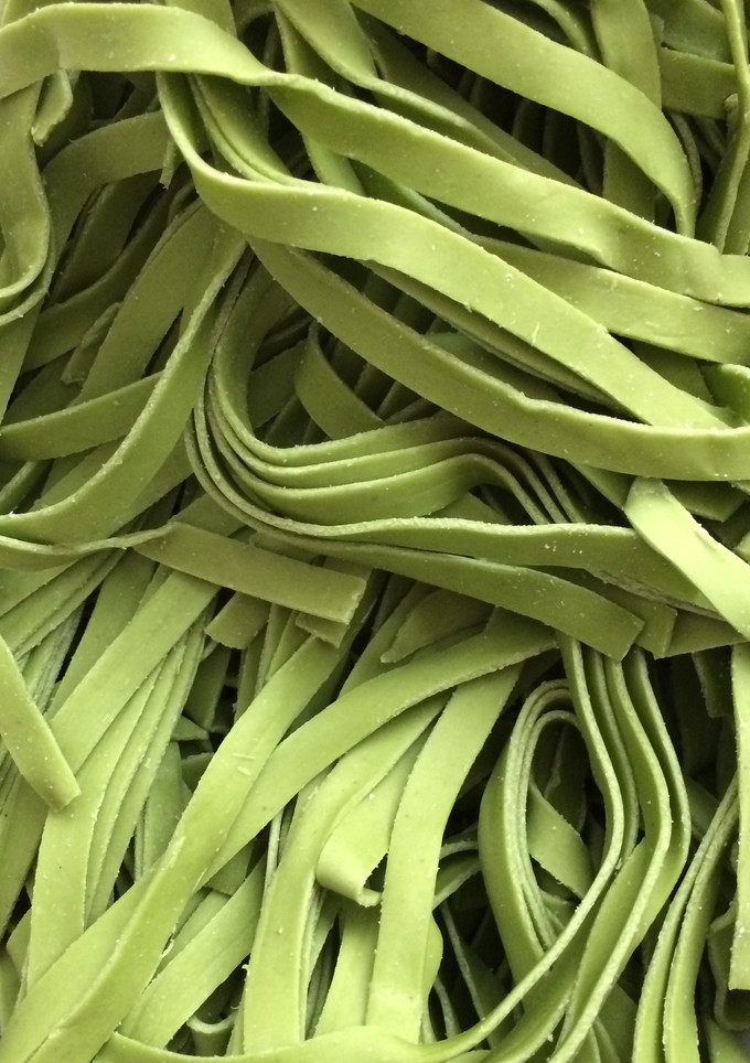 Una foto de Tallarines verdes al huevo