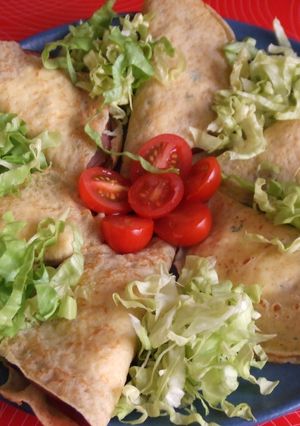 Una foto de Minicrepes rellenas de carne de reno y espárragos