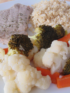 Una foto de Atún fresco a la plancha con verduras al vapor