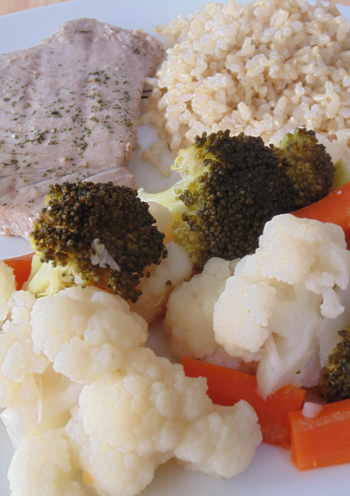 Una foto de Atún fresco a la plancha con verduras al vapor
