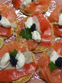 Una foto de Blinis con pescados ahumados y créme fraîche