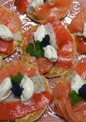 Una foto de Blinis con pescados ahumados y créme fraîche