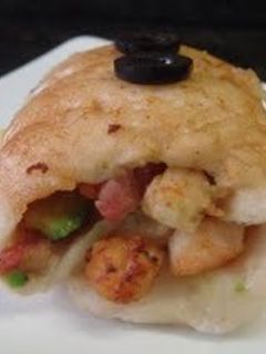 Una foto de Lenguado relleno de camarón y espinacas con salsa de ajo