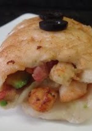 Una foto de Lenguado relleno de camarón y espinacas con salsa de ajo