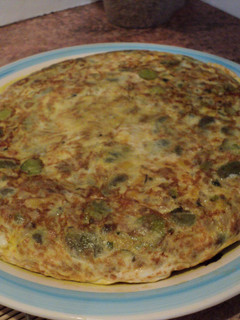Una foto de Tortilla de habas con mote y verduras
