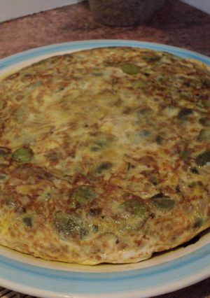 Una foto de Tortilla de habas con mote y verduras