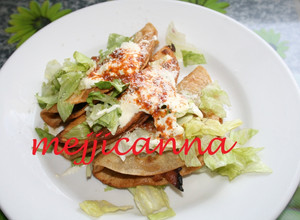 Una foto de Tacos de pollo dorados con consomé