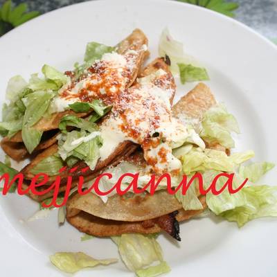 Tacos de pollo dorados con consomé Receta de Delil- Cookpad