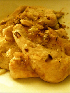 Una foto de Pechugas de pollo con cebolla