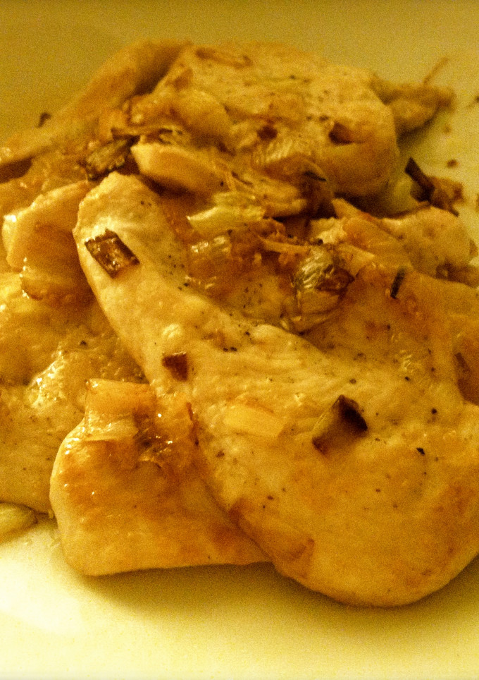 Una foto de Pechugas de pollo con cebolla