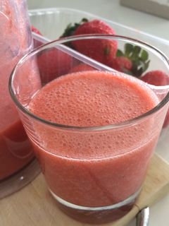 Una foto de Licuado de frutilla y naranja