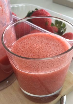 Una foto de Licuado de frutilla y naranja