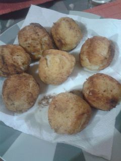 Una foto de Bombas de papa con quesos y pimienta