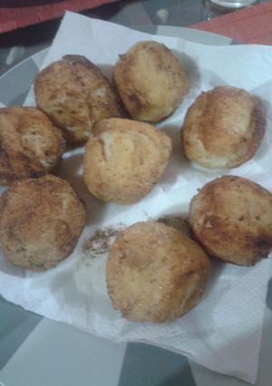 Una foto de Bombas de papa con quesos y pimienta