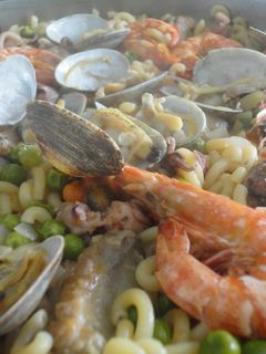 Una foto de Fideos con costilla y marisco
