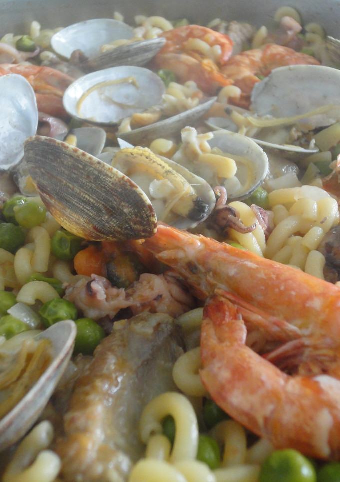 Una foto de Fideos con costilla y marisco