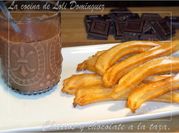 Una foto de churros con chocolate
