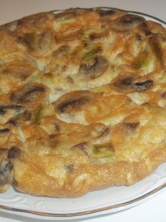 Una foto de Tortilla de ajos tiernos, champiñones y atún