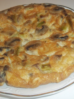 Una foto de Tortilla de ajos tiernos, champiñones y atún