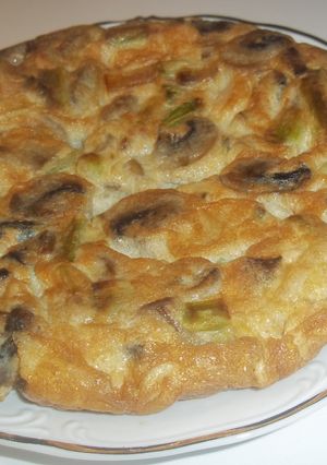 Una foto de Tortilla de ajos tiernos, champiñones y atún