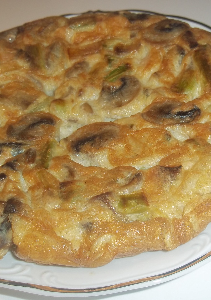 Una foto de Tortilla de ajos tiernos, champiñones y atún