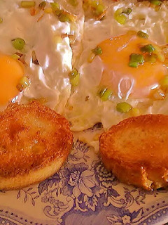 Una foto de Huevos fritos con ajetes
